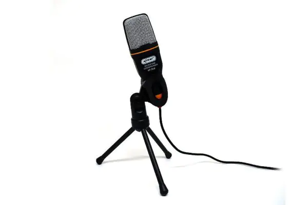 Microfone Condensador de Mesa Knup KP-916 com Conexão USB e Tripé Ajustável Cancelamento de Ruído